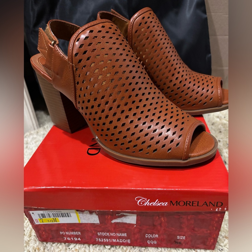 Chelsea Moreland Maddie cage heels
NEW IN ORIGINAL BOX